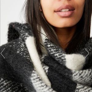 Poppy brushed tassel scarf black/gray color